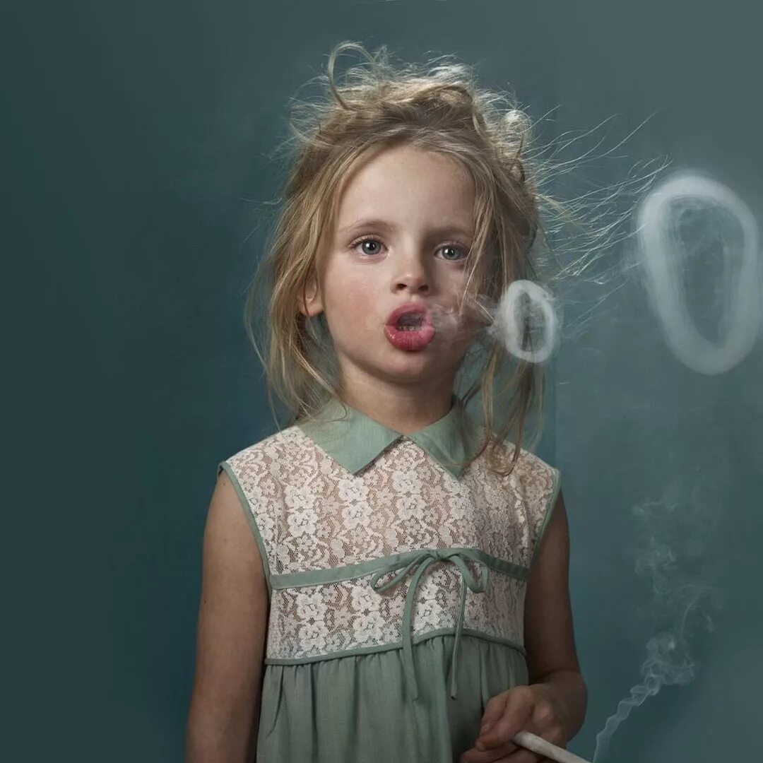 Видео где маленькие девочки. Курящие дети от Frieke Janssens. Смешная девочка. Злая девочка. Смешная маленькая девочка.