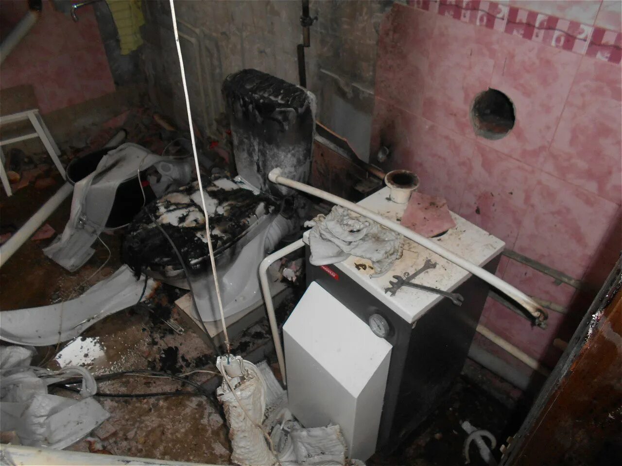 Взрыв котла. Взрыв газового Катла в частном доме. Взорвался котел отопления. Дом взорвался от газа.