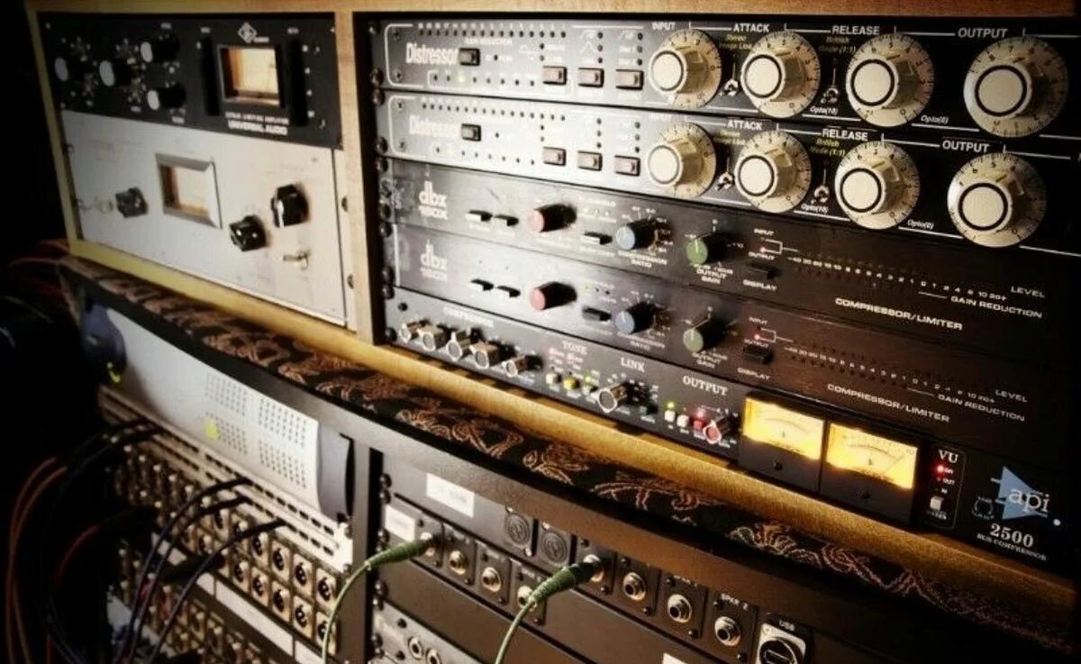 Название аппаратуры. Студия с компьютером. Dj контроллер pioneer ddj. Midas xl3. Midas siena s/480/tp.