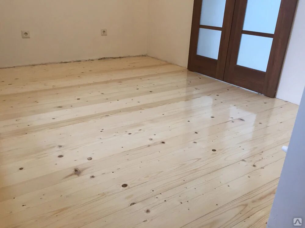 Деревянный лакированный пол. Деревянный дощатый черновой пол. Пол из лиственницы. Черновой пол: обрезная доска. Шлифовать полы деревянные.