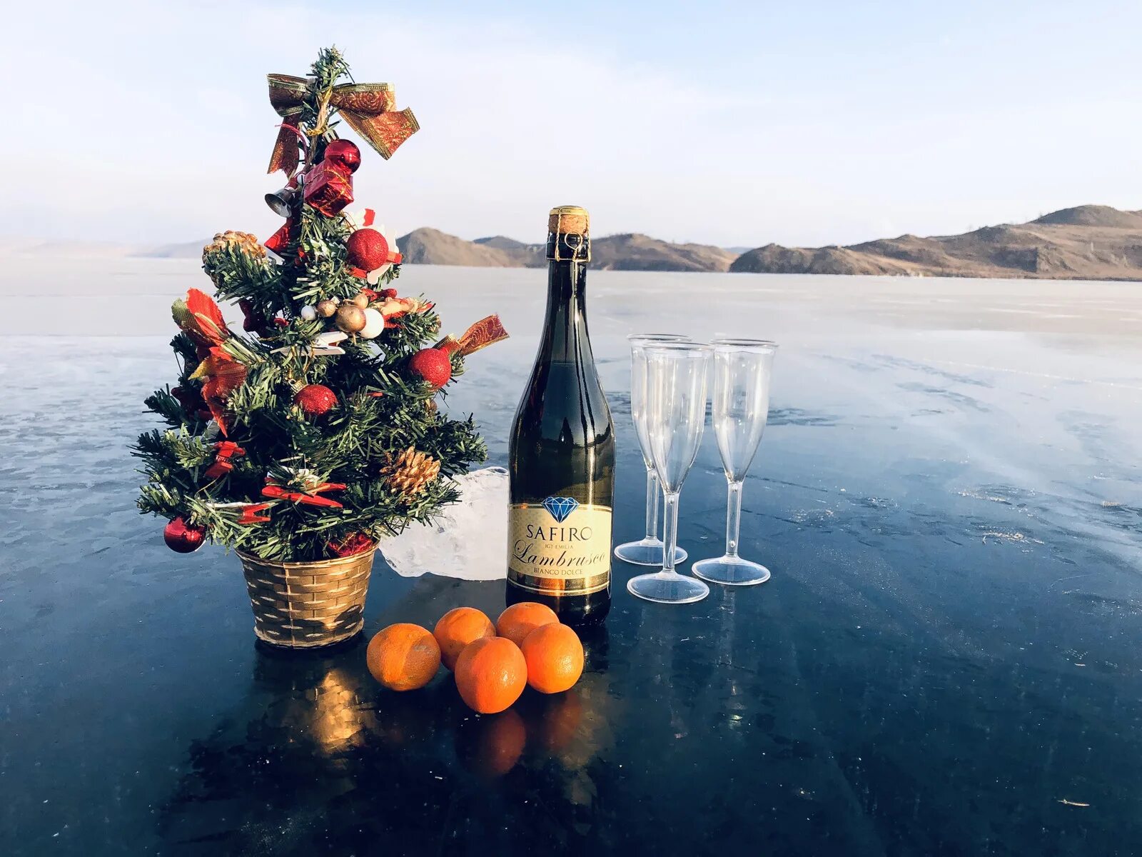 Байкал зимой достопримечательности. Новый год на байкале 2023 туры. Лед байкала коньки. Тепло байкала. Зима байкал космический лед.