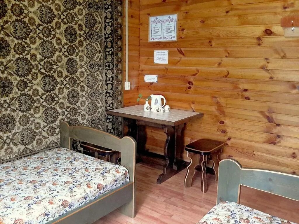 Домики в листвянке посуточно. Шале золотая сова листвянка. хостел белка в листвянке. гостевой дом уютный чешир большие коты. листвянка снять домик на сутки недорого.