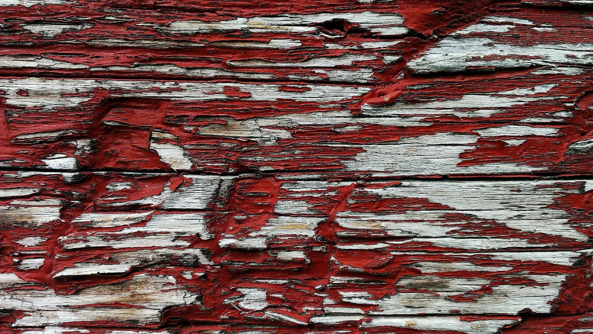 Красноватая краска из одноименного дерева 6 букв. Красное дерево текстура. Фактура дерева. Красная древесина. Облупившаяся краска на дереве.