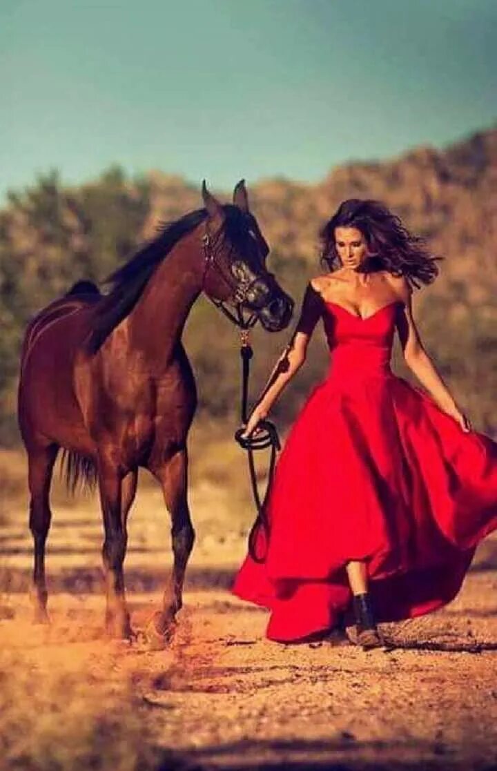 Брюнетка скачет. Фотосессия с лошадьми. Необычные фотосессии с лошадьми. Фотосессия с лошадью в платье. Девушка с лошадью.