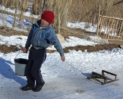 Вода которую мальчик несет в ведре начинает