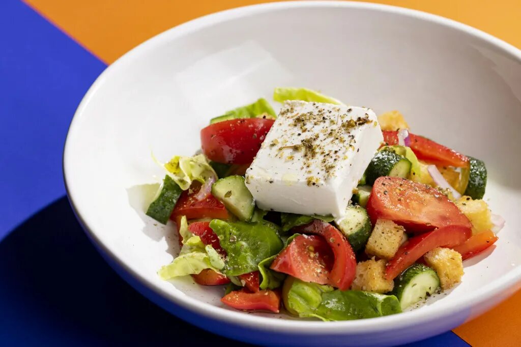 Гермес меню. Греческий салат фото. Кафе греческой кухни. Салат греческий по граммам в ресторане. Греческий ресторан.