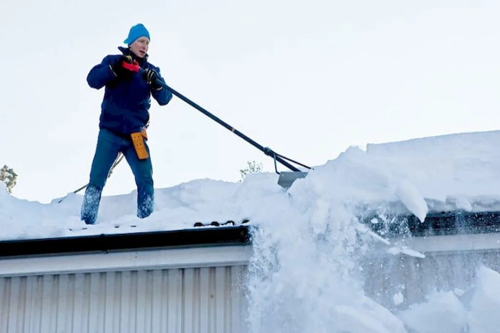 Очиститься снега. Уборка снега с крыш. Очистка снега с крыши. Очистка кровли от снега. Приспособление для очистки наледи с крыши.