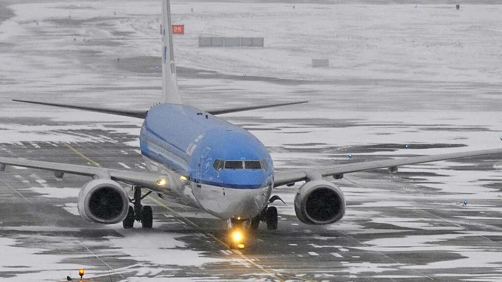 Аэропорт ханты мансийск вылет. Самолет который садится на воду. Самолёт Ханты-Мансийск. Самолёт Ханты-Мансийск Москва. Ханты-Мансийск из самолёта.