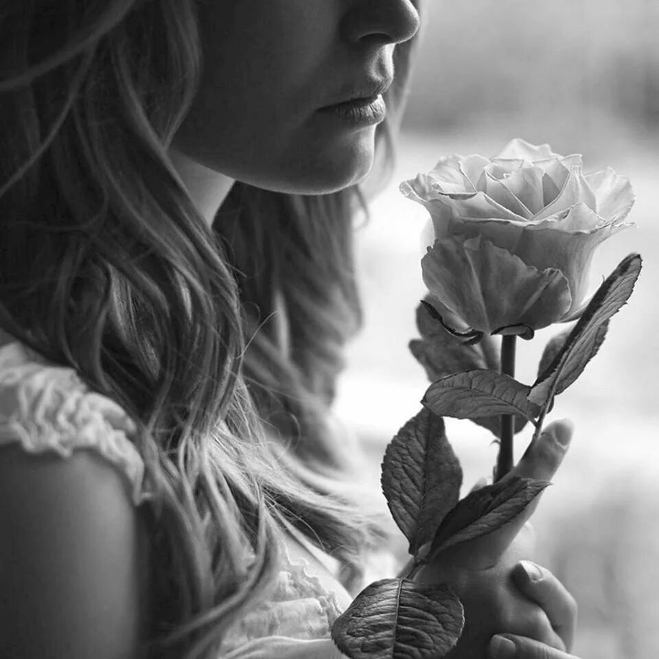 Ненавижу цветы. Девушка с розой. Цветы грусть. Грустный цветок. Грустная девушка с цветком.