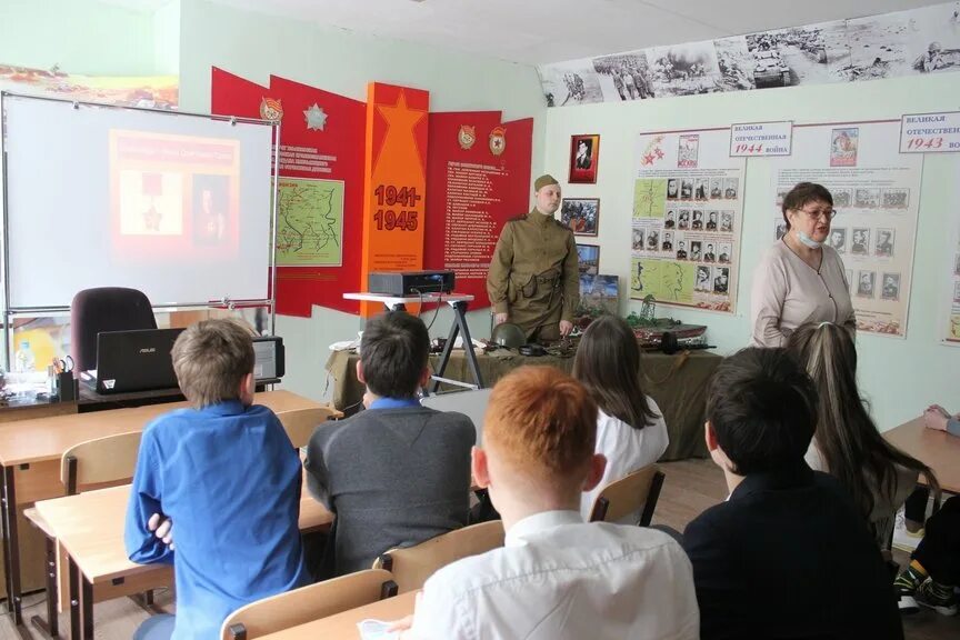 Занятия в школах ульяновска 15 февраля. Мбоу сош 19 ульяновск. Занятия в школах ульяновска 15 февраля. 25 школа ульяновск. Ученик за партой.