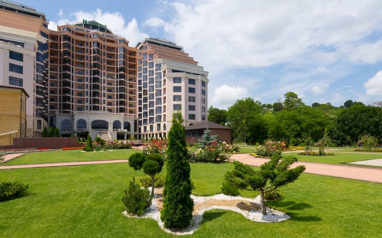 Грин парк спа. Green Park Hotel Кисловодск. Отель Грин Резорт Кисловодск. Green Park Кисловодск гостиница. ЖК Грин парк Кисловодск.