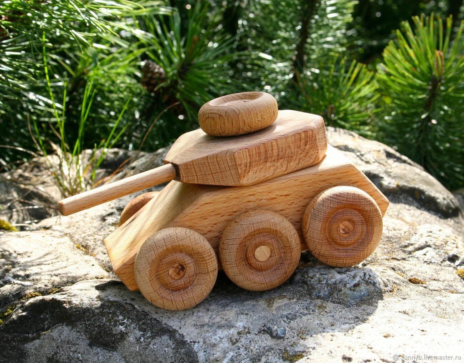 Toy tree. Деревянный танк т-34. Танк т 34 из дерева. Игрушки из дерева. Детские игрушки из дерева.