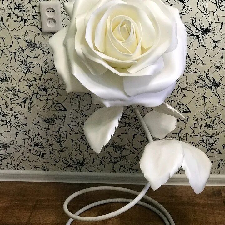 ростовая роза из изолона. голубые розы ростовые. светильник из роз из изолона. светильники из цветов из изолона. сделать розу из изолона.