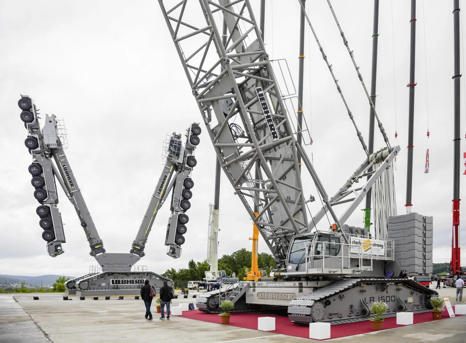 Либхер центр. Liebherr lr 1500. кран либхер lr1500. кран гусеничный либхер lr 1500. кран либхер 1500 тонн.
