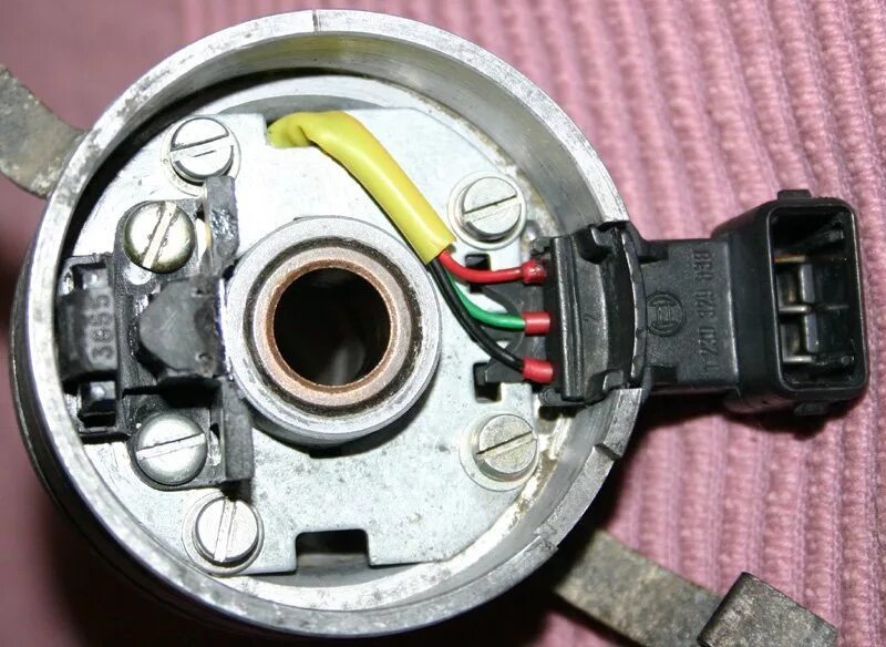 Зажигание датчик холла. Датчик холла в трамблере ваз 2107. датчик холла 2107 карбюратор. датчик холла 2109. 2106 трамблёр датчик холла.