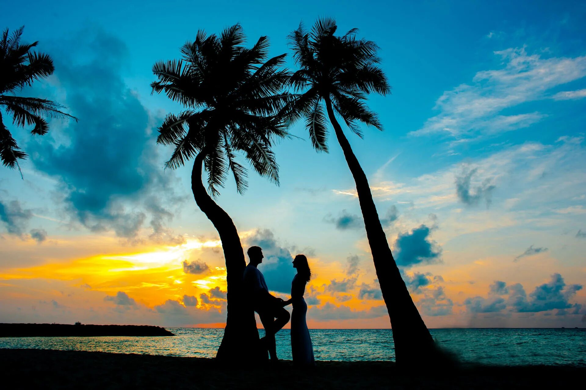 Feeling love in october. Сансет Бич Мальдивы. Пляж пальмы люди. Двое влюблённых на острове. Пальмы солнце.