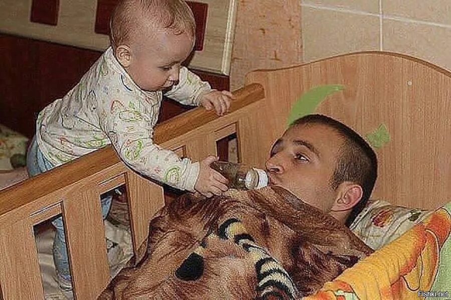 Подкрался пока мама. Скоро поедем. Демотиваторы дети смешные. Писец подкрался незаметно. Зачем ребенку 2 родителя а затем.
