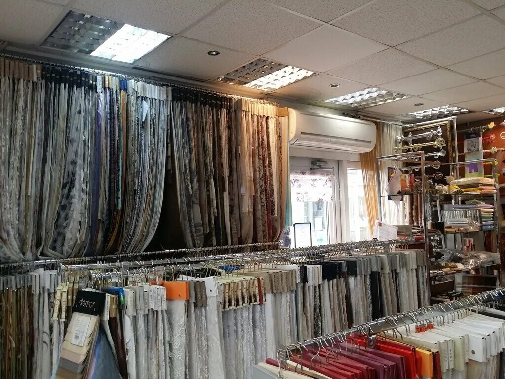 выставка карнизов в магазине. карниз для штор в квартире. стенд карнизы для штор. выставочное оборудование для карнизов. магазин карнизов.