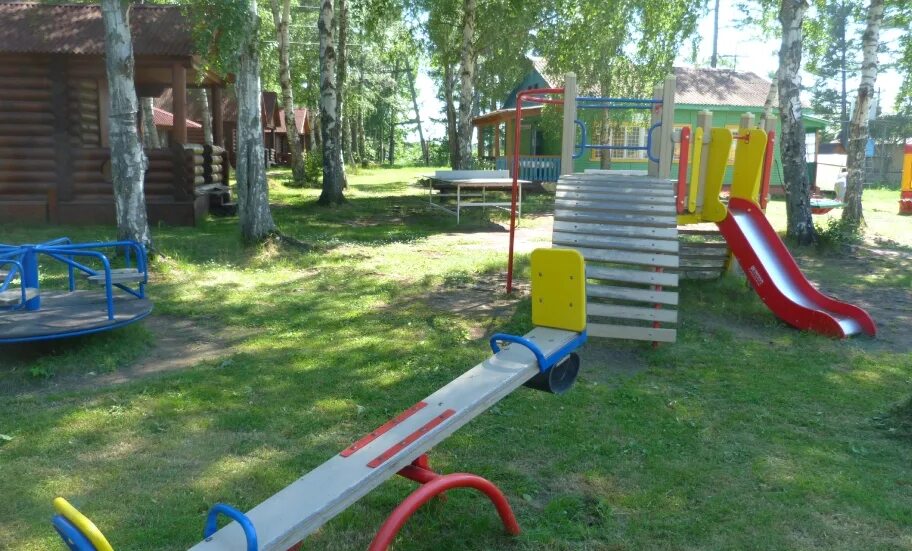 Турбаза березка посольский сор. Berezy park в строгино. Спорт площпдка в лагере берёзка. Березы парк. Березка площадка.