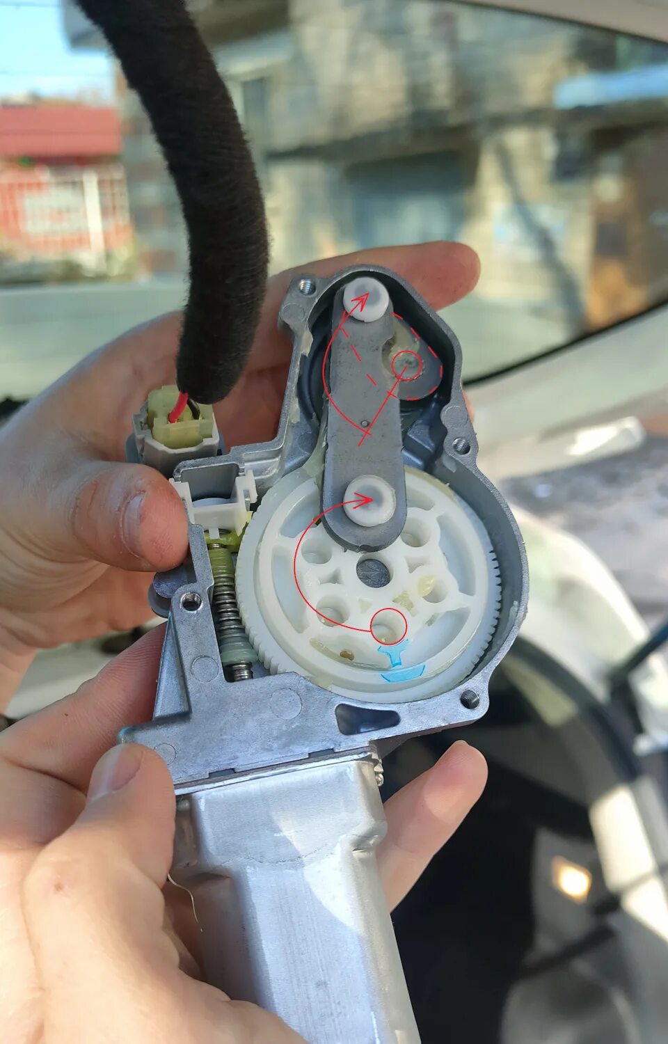 Ограничитель хода заднего дворника ниссан либерти. Nissan note e12 задний дворник. Мотор дворников nissan qashqai 2012. Задний дворник ниссан ноут. Ниссан ноут разъем заднего дворника.