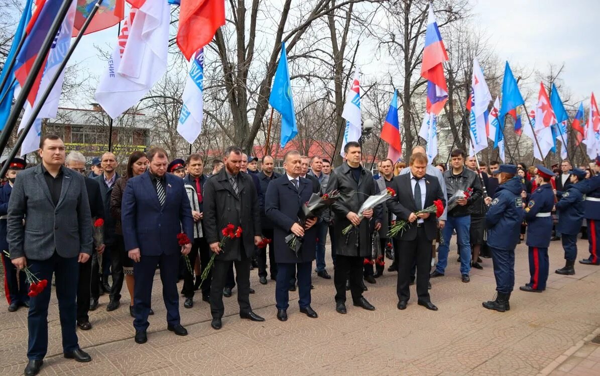 Администрации луганской республики. Администрация Луганска ЛНР. Митинги Луганск. Митинги апрель 2014 Луганск.