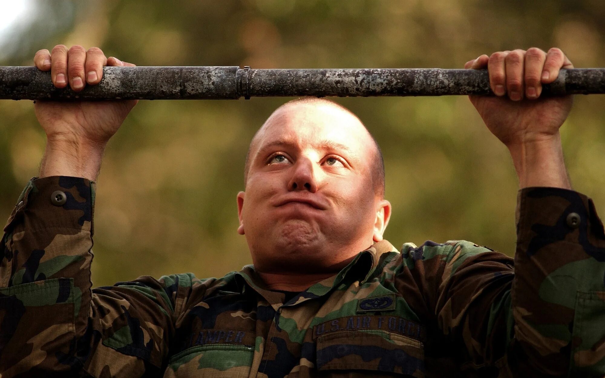 Счастливый солдат. Фото солдата. Военный солдат. Подтягивания военные. Удивленный солдат