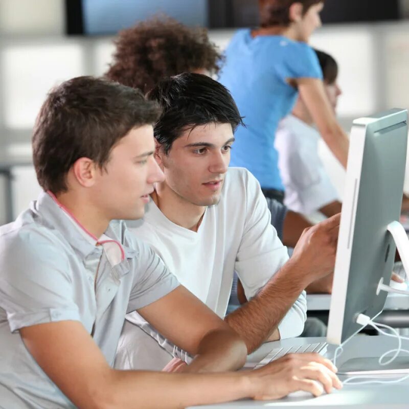 Обучение на программиста. Студент с компьютером. Студент за компуктером. Студент программист. Молодежь за компьютером.