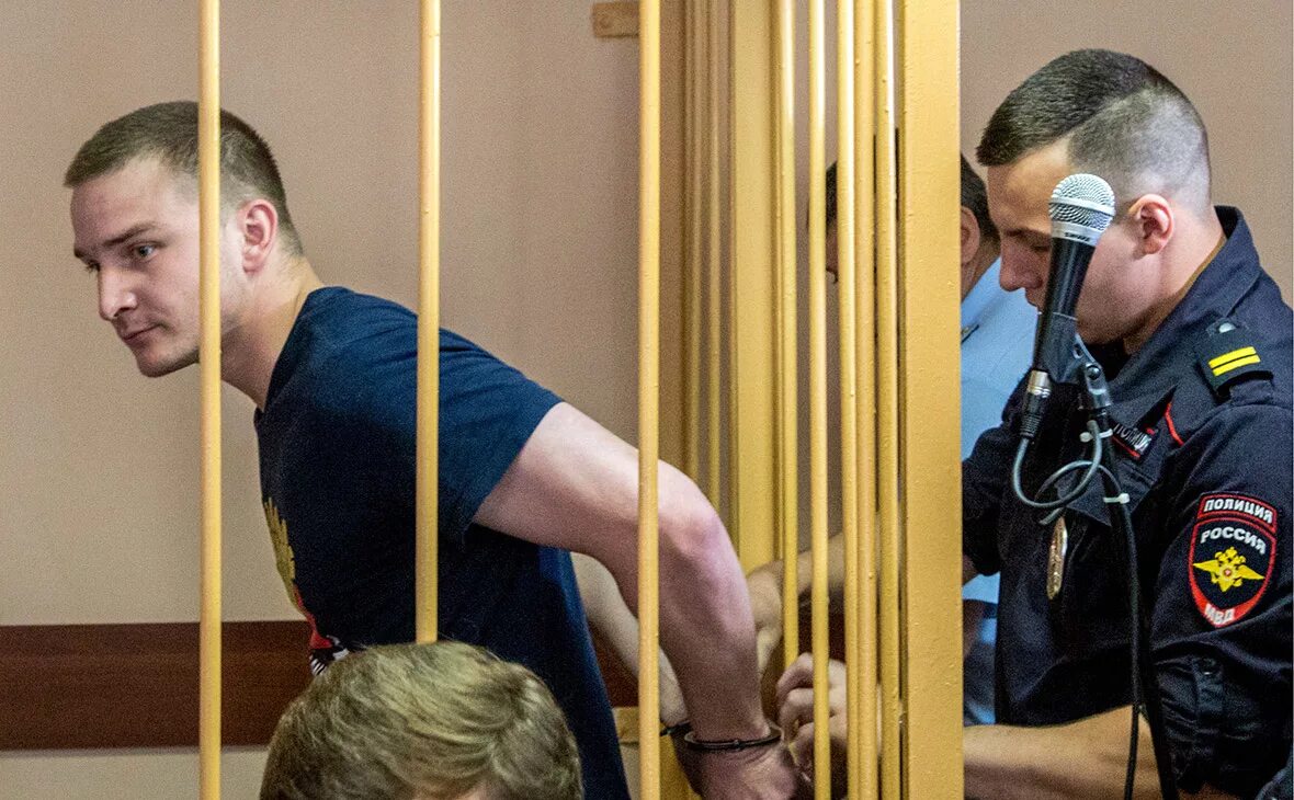 Арест ниже. Макаров ИК-1 Ярославль. Подсудимый в суде.