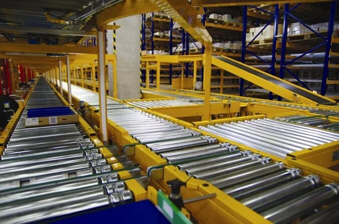 Транспортеры для пельменей. Современные предприятия на которых используется конвейер. Конвейерная лента с пельменями. Конвейер роликовый в цеху. Оператор фальцевально-склеивающей линии.