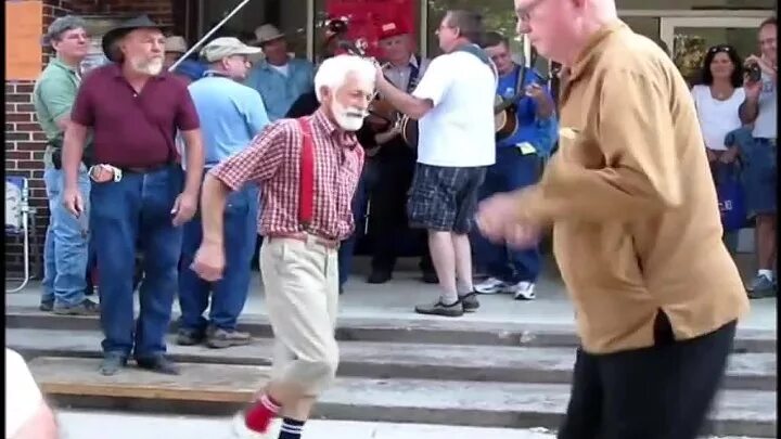 Где деды танцуют. Старики танцуют. Танцующий дед. Дед пляшет. Смешные танцы Стариков.