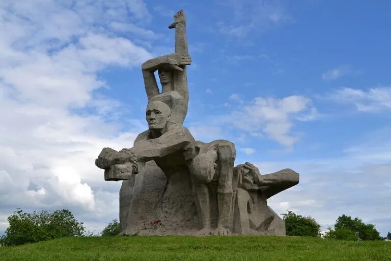 Мемориальный комплекс змиевская балка. Жертвам фашизма ростов. Мемориальный комплекс жертвам фашизма змиевская балка ростов-на-дону. Памятник на змиевской балке в ростове на дону. Мемориал змиевская балка в ростове на дону.