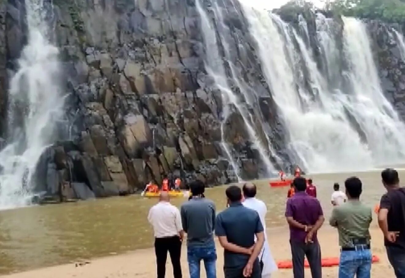 Туристы у водопада. Водопад в Индии. Водопад из девушки. Падение с водопада