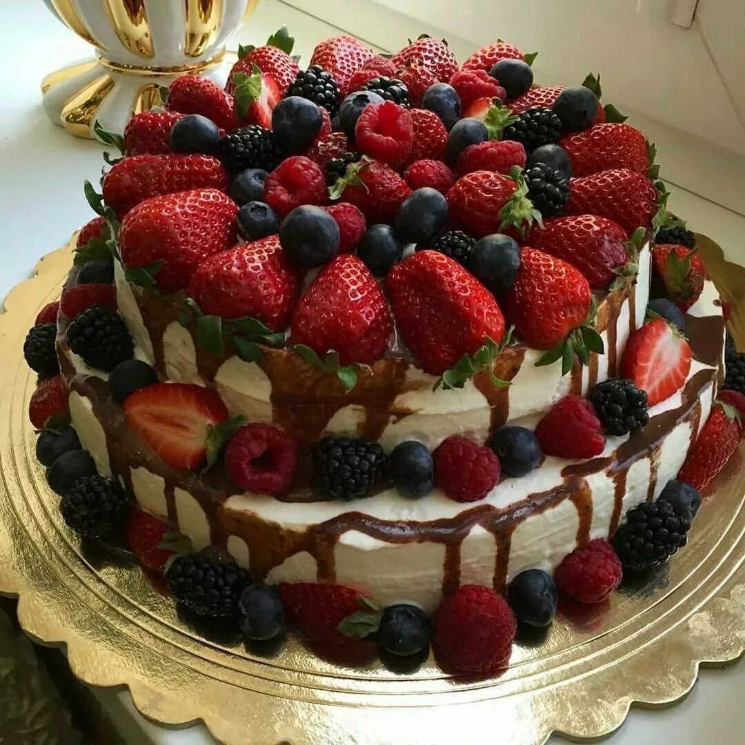 Красивые торты. Украшение торта ягодами. Торт с ягодами. Красивый торт с ягодами.