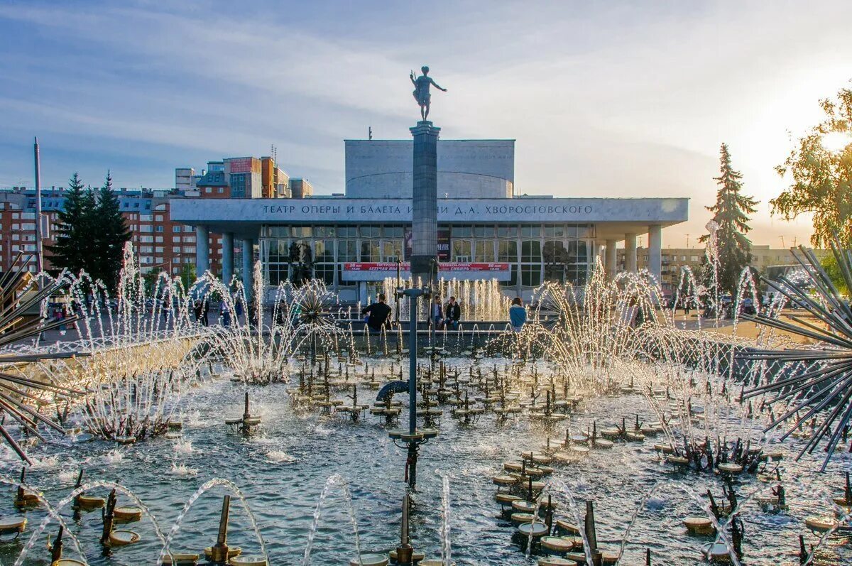 Театральная площадь Красноярск. Площадь театра оперы и балета Красноярск. Центральная площадь Красноярска. Город Красноярск Театральная площадь. Красноярск театры адрес