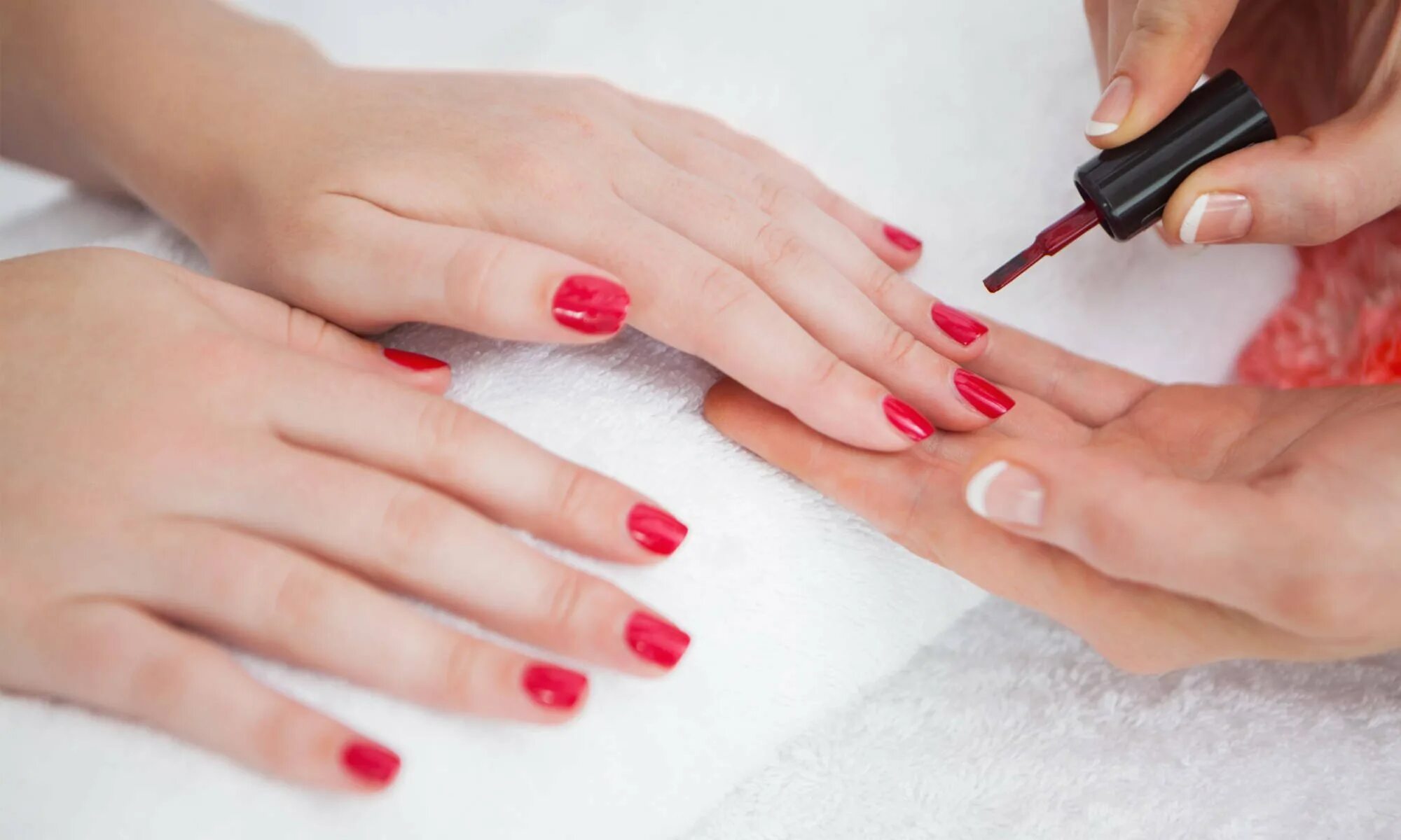 Painting nails. Классический маникюр. Накрашенные ногти на руках. Некрашенные ногти на руках. Маникюр картинки.