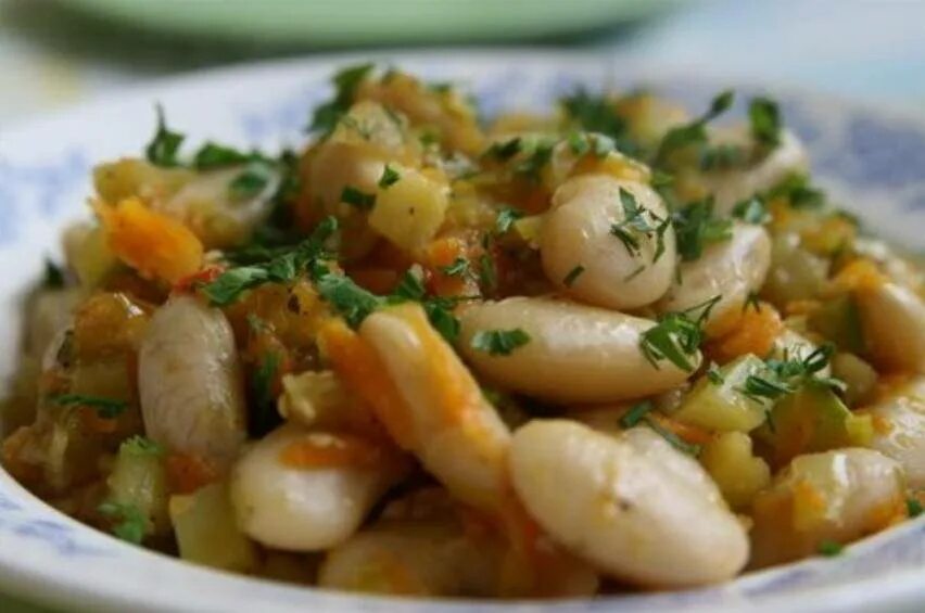 Блюда из белой фасоли рецепты в мультиварке. Турецкие блюда из зеленой фасоли. Фасоль тушеная в томатном соусе. Фасоль с овощами в томатном соусе. Суп из фасоли по монастырски.