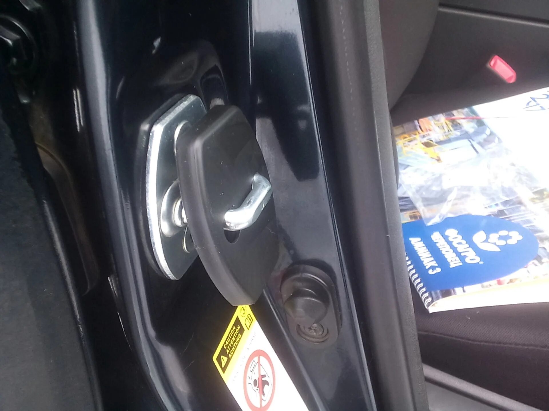 резиновая окантовка люка prius 30. скрип еще 4. рав 4 скрипы. подлокотник центральный рав4 2006г. Toyota rav4 2010 замок задней двери.