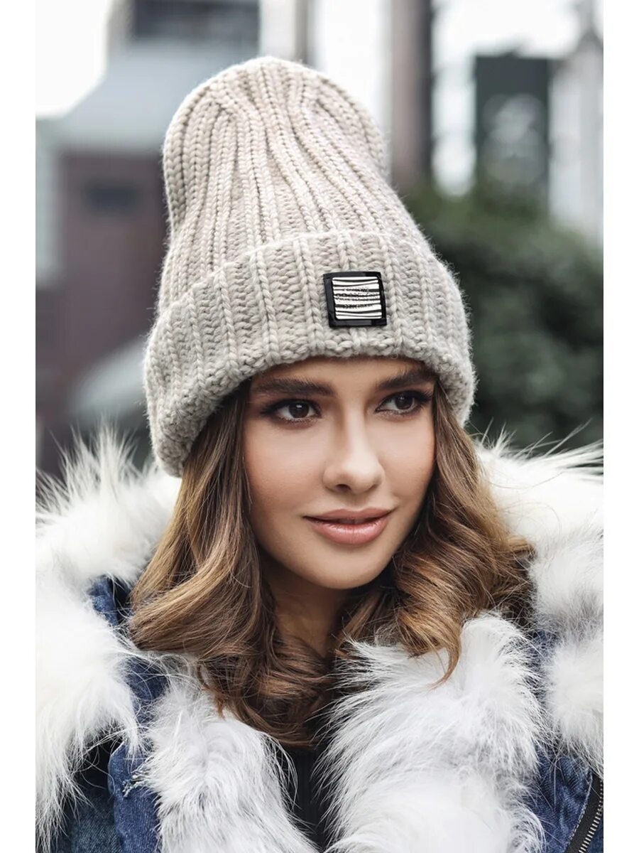 стильные вязаные шапки. модные шапки крупной вязки. шапки бини 2022-2023. модные женские шапки. шапки вязаные мода 2023.