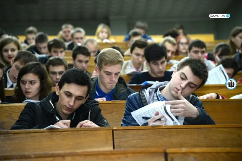 Худший студент в вузе. Студенты в вузе. университет студенты. студенты в университете за партами. студент за партой.