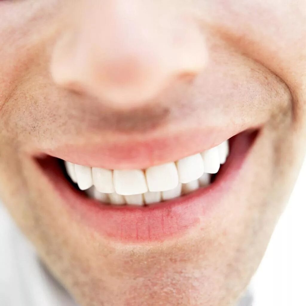 Звонкий улыбка. Красивые зубы. Белоснежные зубы. Красивые зубы мужские. Красивая улыбка.