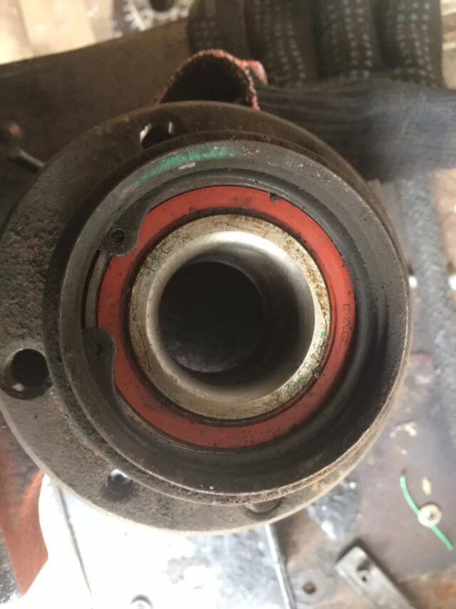 Стучит ступичный подшипник. Стучит ступичный подшипник. Передний подшипник ступицы киа карнивал с 2006 года. Неисправный подшипник электродвигателя. Дистанционная шайба ступицы ваз 2107.