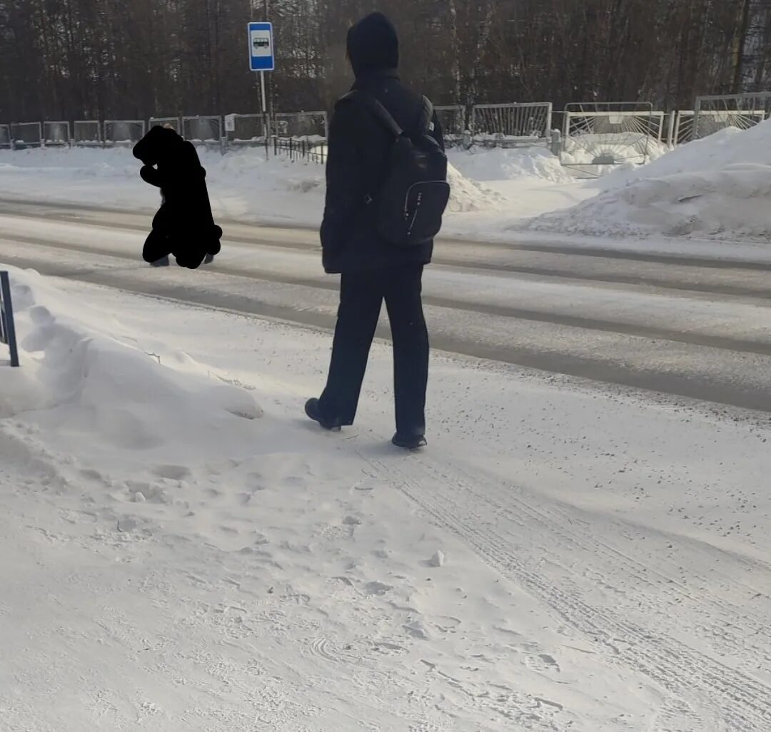 Около пятнадцати. Мальчик проходит возле девочки.