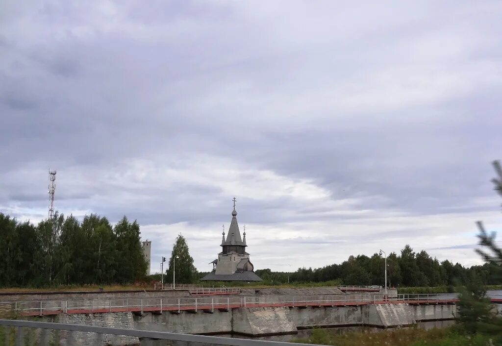 Поселок Повенец. Храм Повенец. Повенец Монастырская тюрьма. Повенец Карелия.