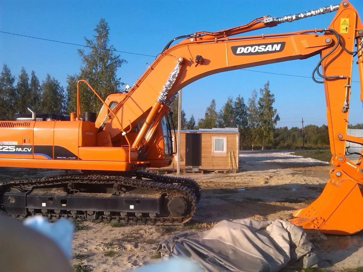 Экскаватор дусан 225. Гусеничный экскаватор Дусан 225. Doosan Solar 225nlc-v. Экскаватор Doosan 225nlc-v. Дусан 225 NLC-V.