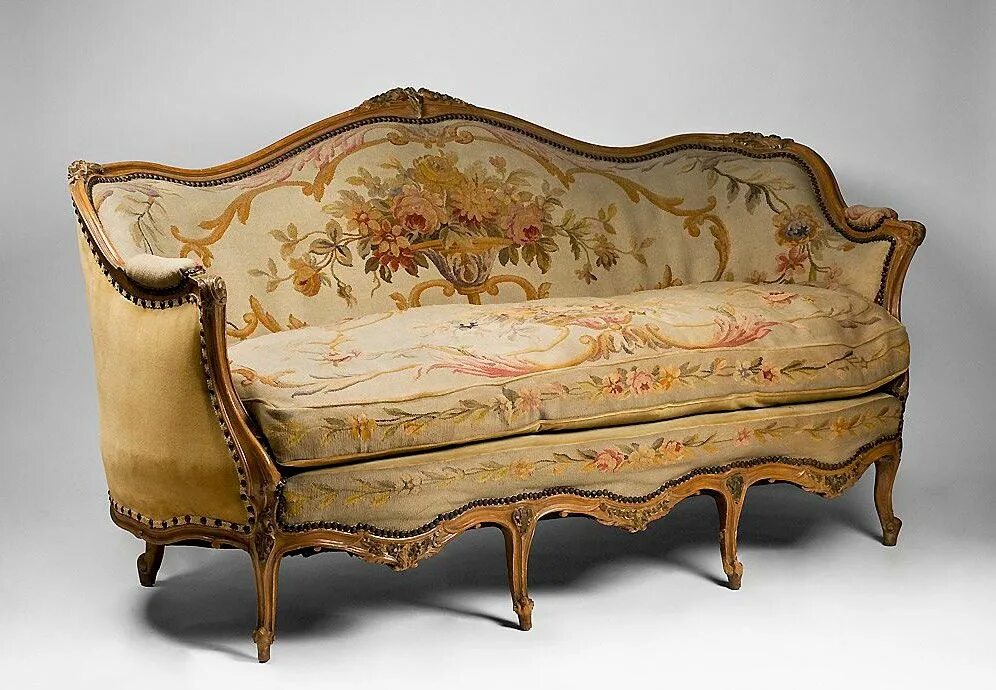 Старина диван. Кушетка Барокко 17 век Франция. Козетка рококо. Софа 19 века. Диванчики в старинном стиле.