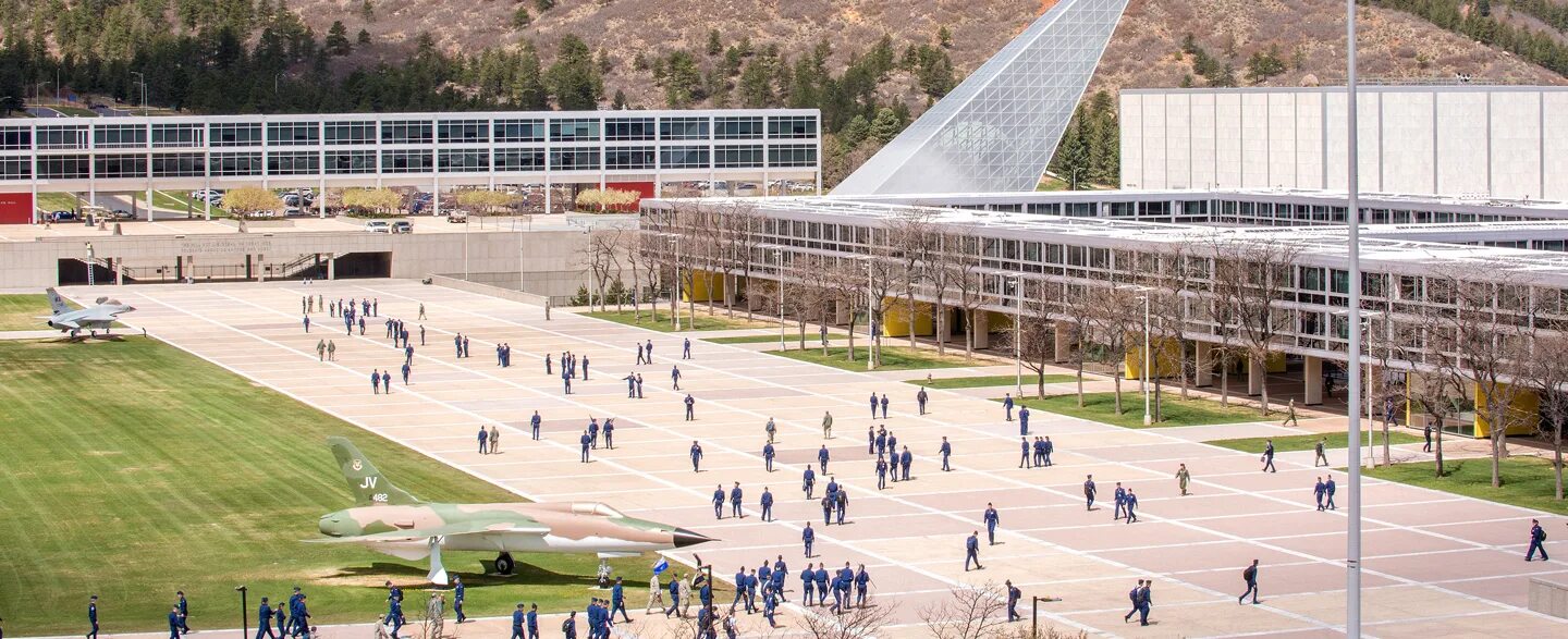 Кампусы ориги. Колорадо Air Force Academy. Академия воздушных сил США кампус. Академия воздушных сил США кампус Архитектор. Академия ВВС США Колорадо Спрингс.