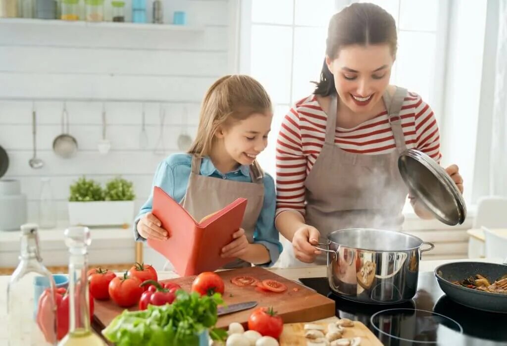 Дочки дают отцам на кухне после приготовления пищи