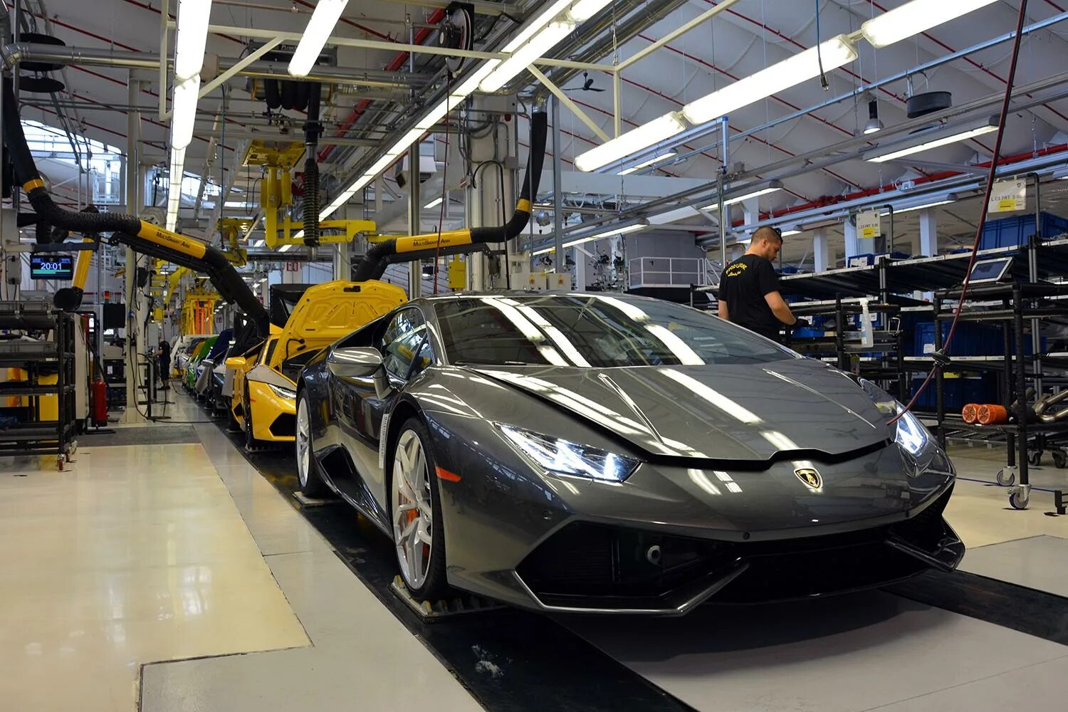 Производим тачки. Lamborghini Factory. Завод Ламборгини в Италии. Ферруччо Ламборгини завод. Завод Ламборджини.