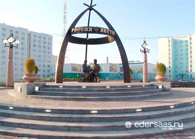 Памятник семену дежневу. Памятник дежнева в якутске. памятник семену дежневу и абакаяде якутск. памятник семёну дежнёву в якутске. памятик дежнёву в якутске.