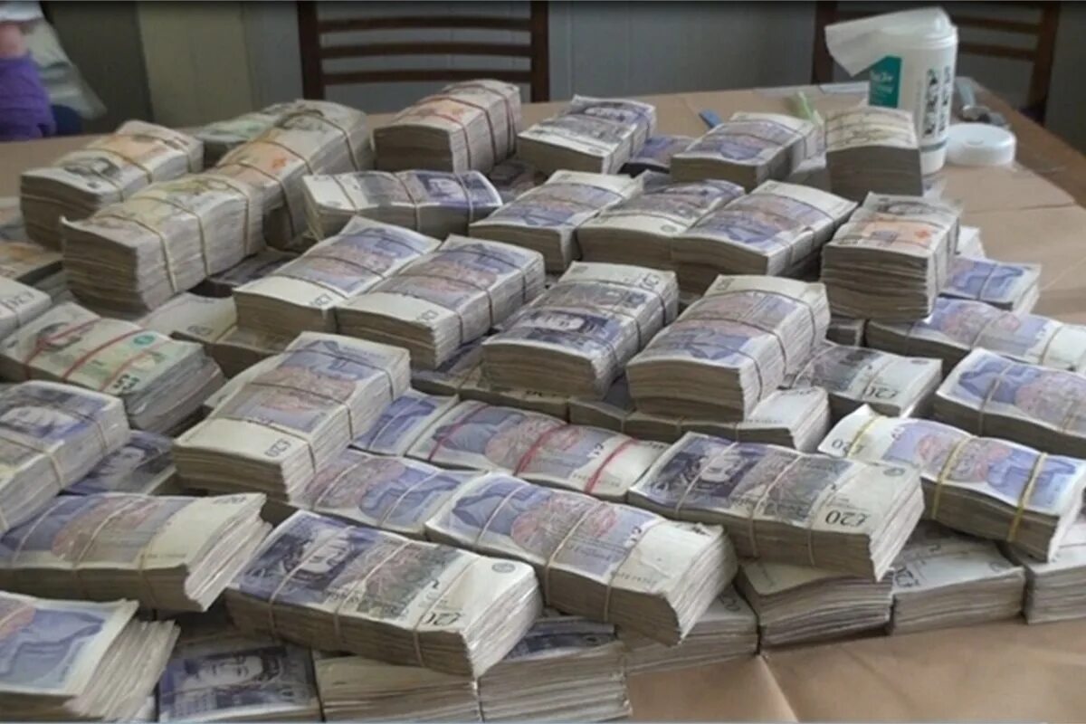 1000000 стерлингов. Пачка фунтов стерлингов. пачка денег. миллион фунтов стерлингов. много пачек денег.